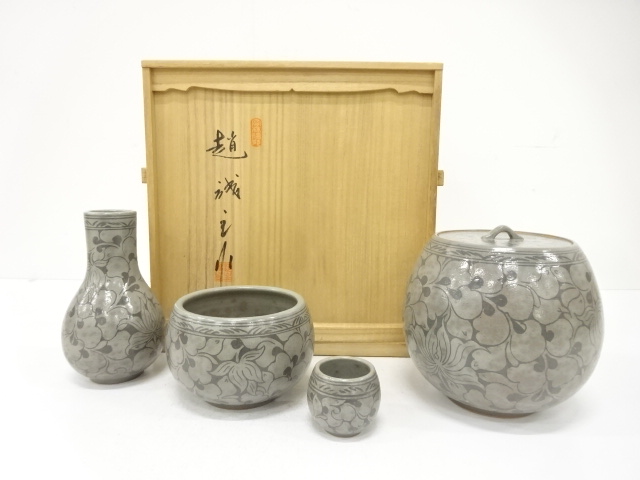 趙誠主造　花唐草　皆具
